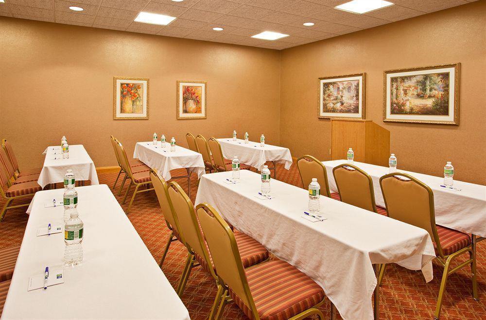 Holiday Inn Express & Suites Johnstown By Ihg Eksteriør billede