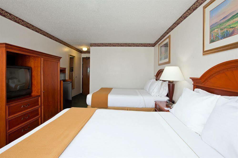 Holiday Inn Express & Suites Johnstown By Ihg Eksteriør billede